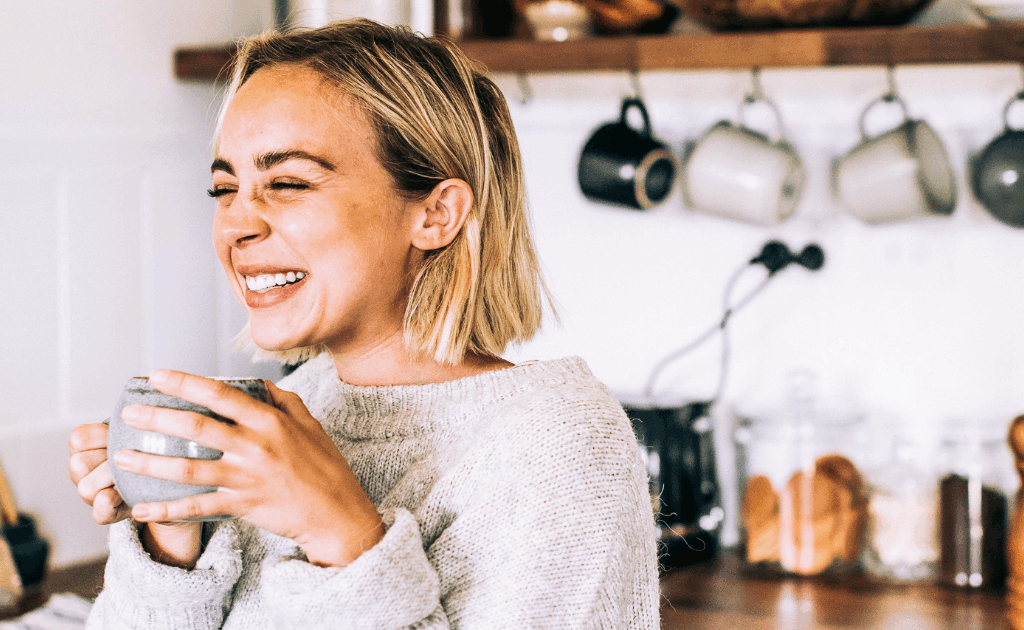 Kvinne som drikker kaffe som støtte til livsstilsendring og sunnere kosthold med mindre snacks