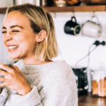 Kvinne som drikker kaffe som støtte til livsstilsendring og sunnere kosthold med mindre snacks